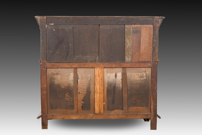 Een Vlaamse eikenhouten vierdeurskast, 17de eeuw