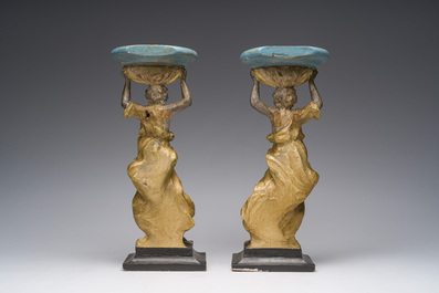 Een paar gepolychromeerd en verguld houten kandelaars in de vorm van vrouwen op een faux marbre basis, 18de/19de eeuw