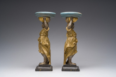Een paar gepolychromeerd en verguld houten kandelaars in de vorm van vrouwen op een faux marbre basis, 18de/19de eeuw