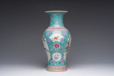 Een Chinese famille rose balustervaas met dames die zich ontspannen in een paleistuin, Qianlong merk, 20ste eeuw