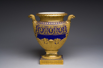 A fine French Empire vase with refined gilt design on a cobalt blue ground, Paris, early 19th C.