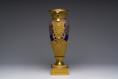 A fine French Empire vase with refined gilt design on a cobalt blue ground, Paris, early 19th C.