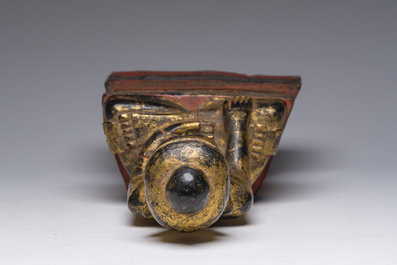 Een deels verguld houten figuur van de zittende Boeddha, Birma, 19de eeuw