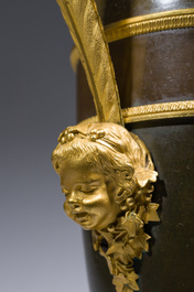 Een imposant paar Franse Empire gepatineerd en verguld bronzen kannen op marmeren sokkels, toegeschreven aan Claude Galle, ca. 1800-1810
