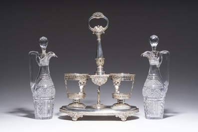 Een Antwerps zilveren Empire olie-en azijnstel met geslepen kristallen karaffen, 833/000, gedateerd 1814-1831