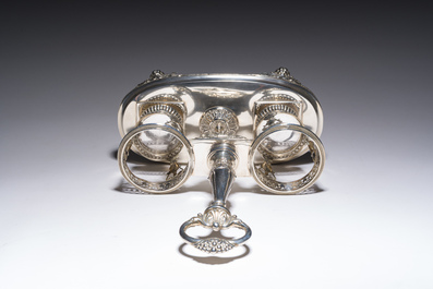 Een Antwerps zilveren Empire olie-en azijnstel met geslepen kristallen karaffen, 833/000, gedateerd 1814-1831