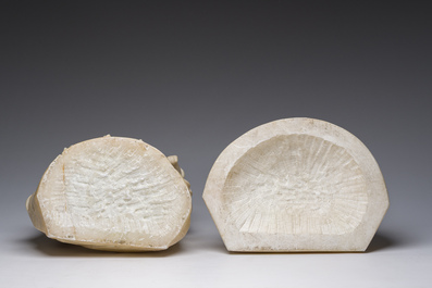 Italian school, attributed to Adolfo Cipriani (1857-1941): Two children warming themselves by the fire, alabaster, 20th C.