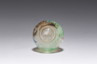 A Chinese miniature reverse painted glass scent bottle with roosters, 19th/20th C.