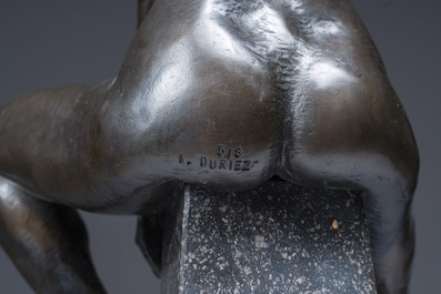 Ir&eacute;n&eacute;e Duriez (1950): 'Annemie zittend', bruingepatineerd brons op een tapse marmeren sokkel, ed. 5/8