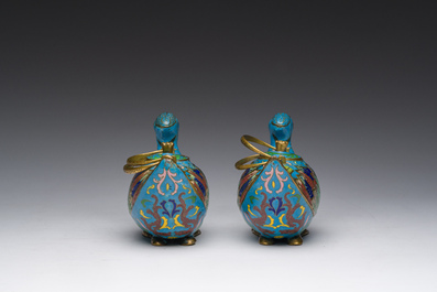 Een paar Chinese cloisonn&eacute; kannen in de vorm van eenden, 19de/20ste eeuw