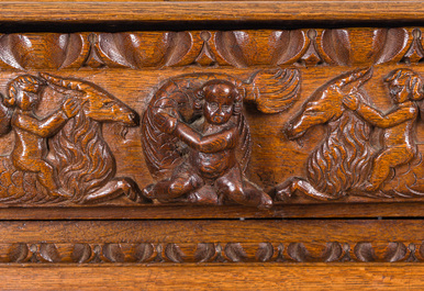 Een Vlaamse eikenhouten vierdeurskast, 17de eeuw