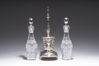 Een Antwerps zilveren Empire olie-en azijnstel met geslepen kristallen karaffen, 833/000, gedateerd 1814-1831