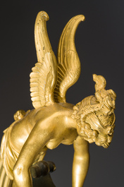 Een imposant paar Franse Empire gepatineerd en verguld bronzen kannen op marmeren sokkels, toegeschreven aan Claude Galle, ca. 1800-1810