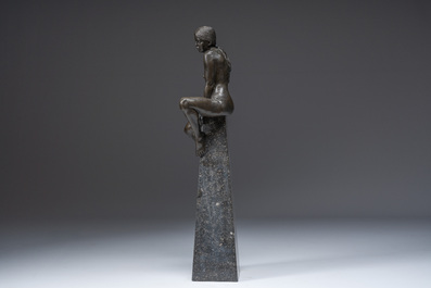 Ir&eacute;n&eacute;e Duriez (1950): 'Annemie zittend', bruingepatineerd brons op een tapse marmeren sokkel, ed. 5/8