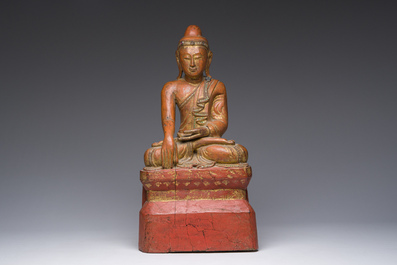 Een ingelegde deels verguld houten figuur van de zittende Boeddha, Birma, 19de eeuw