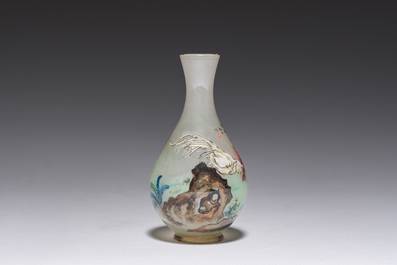 A Chinese miniature reverse painted glass scent bottle with roosters, 19th/20th C.