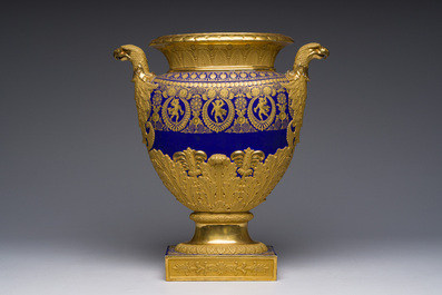 A fine French Empire vase with refined gilt design on a cobalt blue ground, Paris, early 19th C.