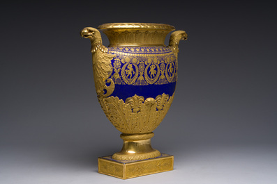 A fine French Empire vase with refined gilt design on a cobalt blue ground, Paris, early 19th C.