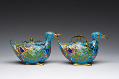 Een paar Chinese cloisonn&eacute; kannen in de vorm van eenden, 19de/20ste eeuw