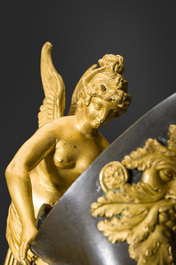 Een imposant paar Franse Empire gepatineerd en verguld bronzen kannen op marmeren sokkels, toegeschreven aan Claude Galle, ca. 1800-1810