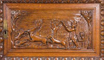 Een Vlaamse eikenhouten vierdeurskast, 17de eeuw