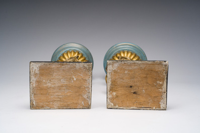 Een paar gepolychromeerd en verguld houten kandelaars in de vorm van vrouwen op een faux marbre basis, 18de/19de eeuw