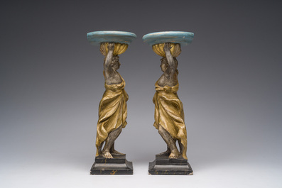 Een paar gepolychromeerd en verguld houten kandelaars in de vorm van vrouwen op een faux marbre basis, 18de/19de eeuw