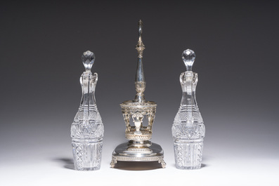 Een Antwerps zilveren Empire olie-en azijnstel met geslepen kristallen karaffen, 833/000, gedateerd 1814-1831