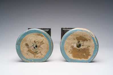 Een paar gepolychromeerd en verguld houten kandelaars in de vorm van vrouwen op een faux marbre basis, 18de/19de eeuw