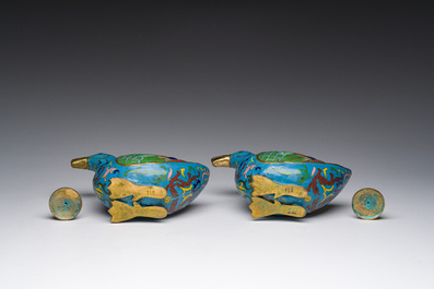 Een paar Chinese cloisonn&eacute; kannen in de vorm van eenden, 19de/20ste eeuw