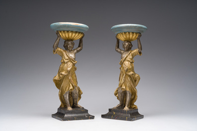 Een paar gepolychromeerd en verguld houten kandelaars in de vorm van vrouwen op een faux marbre basis, 18de/19de eeuw