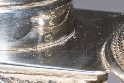 Een Antwerps zilveren Empire olie-en azijnstel met geslepen kristallen karaffen, 833/000, gedateerd 1814-1831