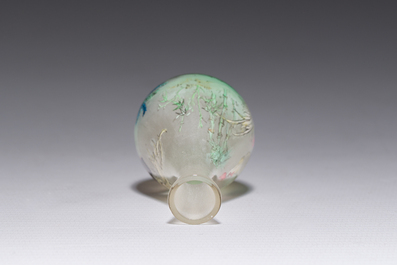 A Chinese miniature reverse painted glass scent bottle with roosters, 19th/20th C.