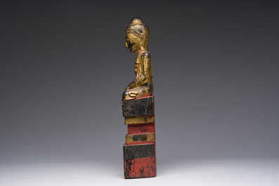 Een deels verguld houten figuur van de zittende Boeddha, Birma, 19de eeuw