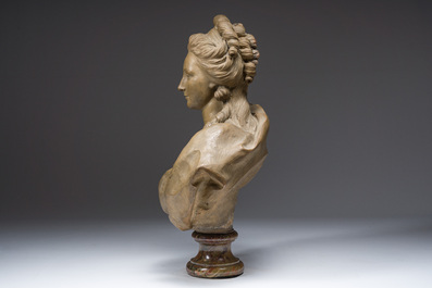 Franse school, navolger van Felix Lecomte (1737-1817): Buste van Marie Antoinette, gepatineerd terracotta op marmeren voet, ca. 1900