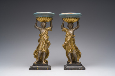 Een paar gepolychromeerd en verguld houten kandelaars in de vorm van vrouwen op een faux marbre basis, 18de/19de eeuw