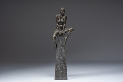 Ir&eacute;n&eacute;e Duriez (1950): 'Annemie zittend', bruingepatineerd brons op een tapse marmeren sokkel, ed. 5/8