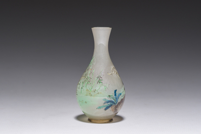 A Chinese miniature reverse painted glass scent bottle with roosters, 19th/20th C.