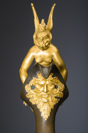 Een imposant paar Franse Empire gepatineerd en verguld bronzen kannen op marmeren sokkels, toegeschreven aan Claude Galle, ca. 1800-1810