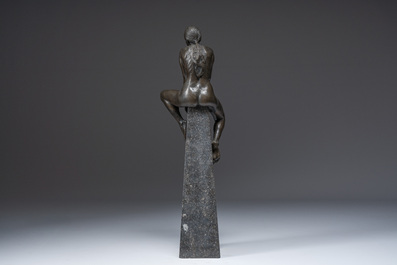 Ir&eacute;n&eacute;e Duriez (1950): 'Annemie zittend', bruingepatineerd brons op een tapse marmeren sokkel, ed. 5/8