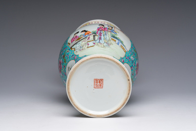 Een Chinese famille rose balustervaas met dames die zich ontspannen in een paleistuin, Qianlong merk, 20ste eeuw