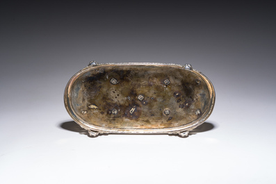 Een Antwerps zilveren Empire olie-en azijnstel met geslepen kristallen karaffen, 833/000, gedateerd 1814-1831