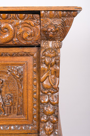 Een Vlaamse eikenhouten vierdeurskast, 17de eeuw