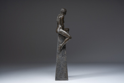 Ir&eacute;n&eacute;e Duriez (1950): 'Annemie zittend', bruingepatineerd brons op een tapse marmeren sokkel, ed. 5/8