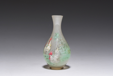 A Chinese miniature reverse painted glass scent bottle with roosters, 19th/20th C.
