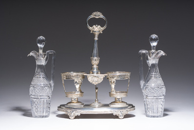 Een Antwerps zilveren Empire olie-en azijnstel met geslepen kristallen karaffen, 833/000, gedateerd 1814-1831