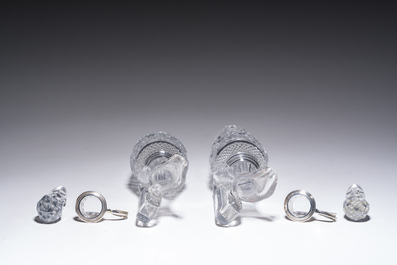 Een Antwerps zilveren Empire olie-en azijnstel met geslepen kristallen karaffen, 833/000, gedateerd 1814-1831