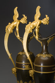 Een imposant paar Franse Empire gepatineerd en verguld bronzen kannen op marmeren sokkels, toegeschreven aan Claude Galle, ca. 1800-1810