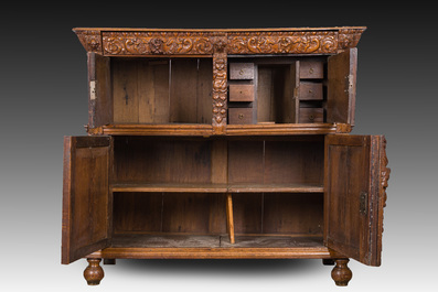 Een Vlaamse eikenhouten vierdeurskast, 17de eeuw