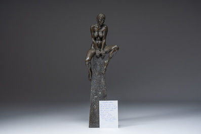 Ir&eacute;n&eacute;e Duriez (1950): 'Annemie zittend', bruingepatineerd brons op een tapse marmeren sokkel, ed. 5/8